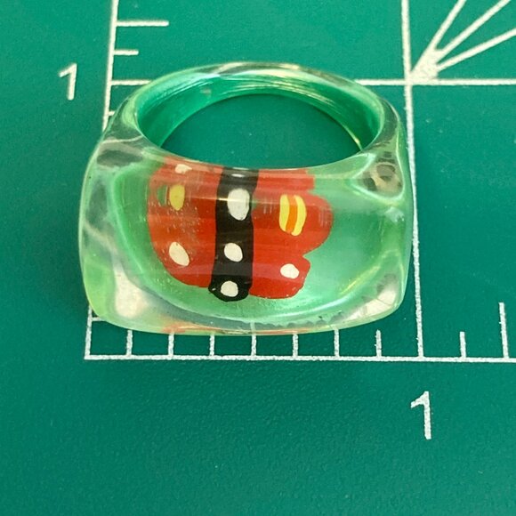 Vintage Lucite Acrylic Butterfly Ring Size 7 Retro Abstract Green Red Chunky - Picture 8 of 9